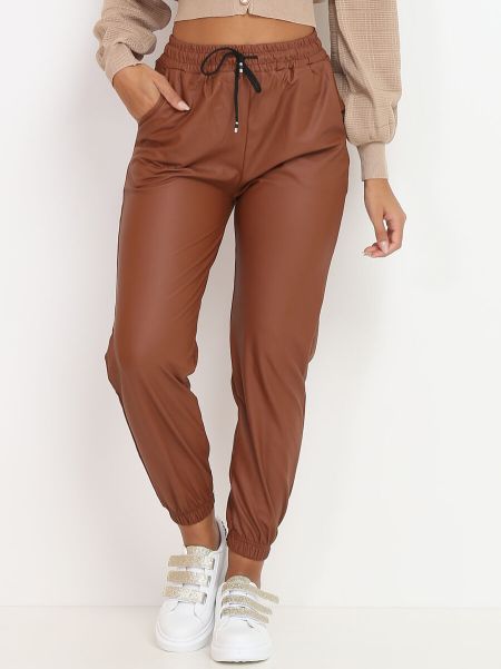La Modeuse Pantalons Femme Pantalon Style Jogger En Simili Mat- Camel