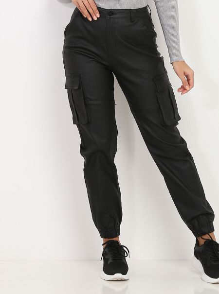 La Modeuse Pantalons Pantalon Cargo Enduit- Noir Femme